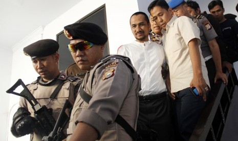 Ketua Komisi Pemberantasan Korupsi (KPK) nonaktif Abraham Samad (tengah) dikawal polisi seusai menjalani pemeriksaan di Kejaksaan Negeri Makassar, Sulawesi Selatan, Selasa (22/9).