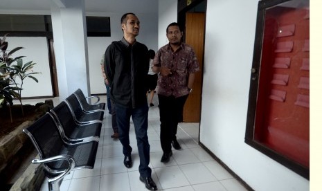 Ketua Komisi Pemberantasan Korupsi nonaktif, Abraham Samad (kiri) saat hadir memenuhi wajib lapor perdananya di kantor Kejaksaan Negeri (Kejari), Makassar, Sulawesi Selatan, Kamis (1/10). 