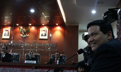 Ketua Komisi Pemilihan Umum, Husni Kamil Manik mengikuti sidang pertama dugaan pelanggaran etik yang dilakukan oleh seluruh komisioner KPU yang digelar di ruang DKPP Gedung Bawaslu, Jakarta, Jumat (22/3). 