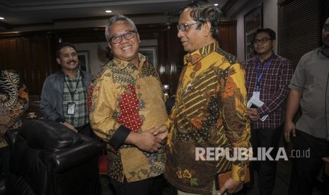 Ketua Komisi Pemilihan Umum (KPU) Arief Budiman (kedua kiri) menyambut kedatangan mantan ketua Mahkamah Konstitusi (MK) Mahfud MD (kedua kanan) di kantor KPU, Jakarta, Rabu (24/4).