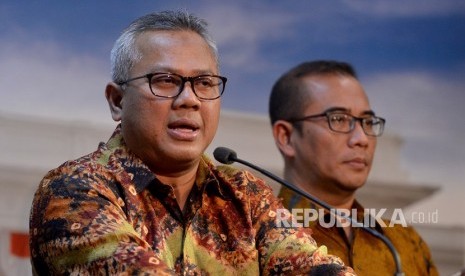 General Election Commission (KPU) chairman Arief Budiman (left) accompanied by KPU commissioner Hasyim Asy'ari holds a press conference after meeting President Joko Widodo at Merdeka Palace, Jakarta, Wednesday (July 11).