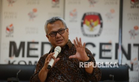 Ketua Komisi Pemilihan Umum (KPU) Arief Budiman memberikan pemaparan saat menggelar silaturahmi dengan wartawan di media center KPU, Jakarta, Selasa (2/5).