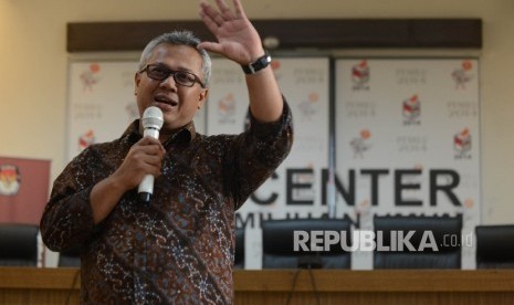 Ketua Komisi Pemilihan Umum (KPU) Arief Budiman memberikan pemaparan saat menggelar silaturahmi dengan wartawan di media center KPU, Jakarta, Selasa (2/5). 