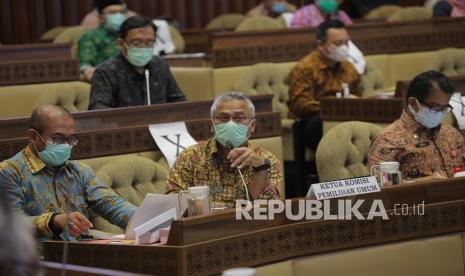 Ketua Komisi Pemilihan Umum (KPU) Arief Budiman (tengah)