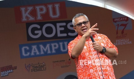 Ketua Komisi Pemilihan Umum (KPU) Arif Budiman menyampaikan sambutan di hadapan mahasiswa saat acara 'KPU Goes To Campus' di Universitas Airlangga, Surabaya, Jawa Timur, Senin (12/3). 