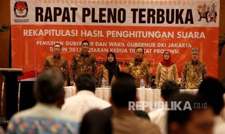  Ketua Komisi Pemilihan Umum (KPU) DKI Sumarno menyampaikan pidaato sambutannya pada Rapat Pleno Terbuka Rekapitulasi perhitungan suara tingkt Provinsi pemilihan Gubernur dan Wakil Gubernur DKI Jakarta tahun 2017 putaran kedua di Jakarta, Sabtu (29/4). 