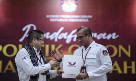 Ketua Komisi Pemilihan Umum (KPU) Hasyim Asy'ari (kanan) menerima berkas pendaftaran dari Ketua Umum Partai Indonesia (Perindo) Hary Tanoesoedibjo (kiri) saat Pendaftaran Partai Politik Calon Peserta Pemilu tahun 2024 di Kantor KPU, Jakarta, Senin (1/8/2022). Pada hari pertama pendaftaran, KPU dijadwalkan akan menerima sembilan partai politik yang akan mendaftarkan diri sebagai calon peserta Pemilu 2024. 