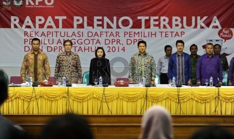   Ketua Komisi Pemilihan Umum (KPU) Husni Kamil Manik (tengah) bersama komisioner KPU lainnya saat digelar Rapat Pleno Terbuka di Kantor KPU, Jakarta, Rabu (23/10).   (Republika/ Tahta Aidilla)