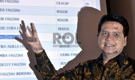 Ketua Komisi Pemilihan Umum (KPU) Husni Kamil Malik saat launching Daftar Pemilih Sementara (DPS) secara on-line di Media Center KPU, di Jakarta, Kamis (9/10).