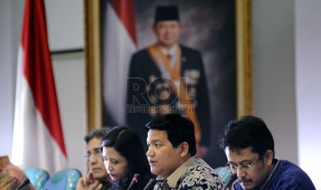  Ketua Komisi Pemilihan Umum (KPU) Husni Kamil Manik (tengah) bersama komisioner KPU lainnya saat digelar Rapat Pleno Terbuka di Kantor KPU, Jakarta, Rabu (23/10).    (Republika/ Tahta Aidilla)