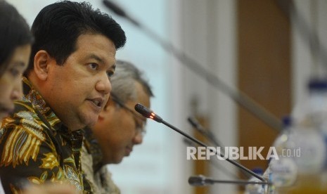 Ketua Komisi Pemilihan Umum (KPU) Husni Kamil Manik (kedua kiri) memimpin rapat pembahasan penyelenggaraan Pilkada Daerah Otonomi Khusus yang diadakan di Ruang Sidang KPU, Jakarta, Selasa (19/4). (Republika/Raisan Al Farisi)