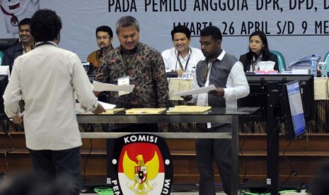 Ketua Komisi Pemilihan Umum (KPU) Husni Kamil Manik (ketiga kanan) mengamati saat salah satu saksi partai politik mengajukan protes dalam rapat pleno terbuka rekapitulasi hasil penghitungan suara Papua Barat di Kantor KPU, Jakarta, Selasa (6/5).