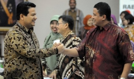 Ketua Komisi Pemilihan Umum (KPU) Husni Kamil Manik (kiri) menjabat tangan Ketua Badan Pengawas Pemilu (Bawaslu) Muhammad (kanan) 