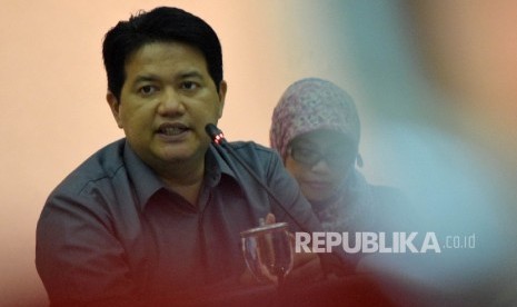 Ketua Komisi Pemilihan Umum (KPU) Husni Kamil Manik (kiri)