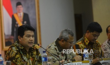 Ketua Komisi Pemilihan Umum (KPU) Husni Kamil Manik (kiri) 