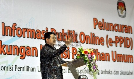 Ketua Komisi Pemilihan Umum (KPU) Husni Kamil Manik menyampaikan pidatonya pada acara peluncuran Pelayanan Informasi Publik Online (e-PPID) di Kantor KPU Pusat, Jakarta, Kamis (12/11).