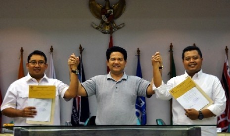 Ketua Komisi Pemilihan Umum (KPU) Husni Kamil Manik (tengah), perwakilan pasangan bakal Capres dan Cawapres Prabowo-Hatta Fadli Zon (kiri) dan perwakian pasangan bakal cCapres dan Cawapres Jokowi-JK Sudiyatmoko Aribowo (kanan) berfoto bersama usai penyerah