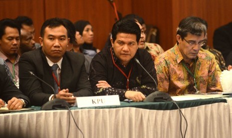 Ketua Komisi Pemilihan Umum (KPU) Husni Kamil Manik (tengah) didampingi jajaran komisioner KPU dan pimpinan KPU Daerah menghadiri sidang pelanggaran kode etik KPU dan Badan Pengawas Pemilu (Bawaslu) di Jakarta, Senin (11/8). 