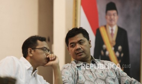 Ketua Komisi Pemilihan Umum (KPU) Juri Ardiantoro (kanan) berbincang bersama Deputi JPPR Maskurudi Hafid (kiri) saat menjadi pembicara dalam diskusi Akhir Tahun 2016 bertajuk Catatan Penyelenggaraan Pemilihan Gubernur, Bupati, dan Walikota Serentak 2017 