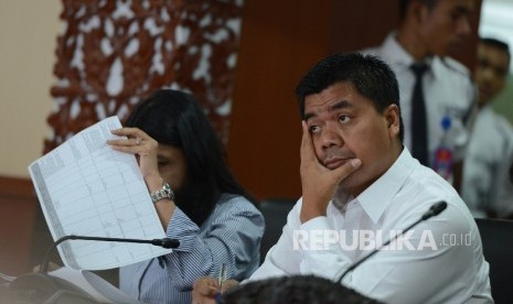 Ketua Komisi Pemilihan Umum (KPU) Juri Ardiantoro mengusap wajahnya saat memberikan pemaparan saat menjadi tergugat dalam sidang kode etik DKPP di Gedung DKPP, Jakarta, Selasa (14/7). 