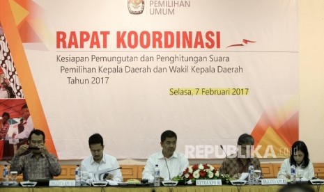 Ketua Komisi Pemilihan Umum (KPU) Juri Ardiantoro (tengah), didampingi Komisioner KPU Sigit Pamungkas, Ferry Kurnia Rizkiansyah, Hadar Nafis Gumay, dan Ida Budhiati (dari kiri) saat memimpin rapat koordinasi di Jakarta, Selasa (7/2).