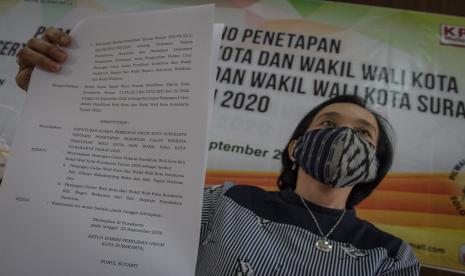 Ketua Komisi Pemilihan Umum (KPU) Kota Solo Nurul Sutarti menunjukkan berita acara penetapan saat Rapat Pleno Terbatas Penetapan Pasangan Calon Wali Kota dan Wakil Wali Kota di Kantor KPU Solo, Jawa Tengah, Rabu (23/9/2020). KPU Kota Solo menetapkan pasangan Calon Wali Kota Gibran Rakabuming Raka-Calon Wakil Wali Kota Teguh Prakosa dan Calon Wali Kota Bagyo Wahyono-Calon Wakil Wali Kota FX. Supardjo secara sah dan memenuhi syarat untuk maju dalam Pilkada Kota Solo 2020 Desember mendatang.