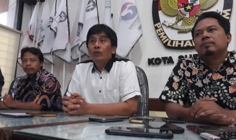 Ketua Komisi Pemilihan Umum (KPU) Kota Surabaya Nur Syamsi (tengah) memberikan keterangan pers di Kantor KPU Surabaya, Senin (22/4).