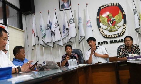 Ketua Komisi Pemilihan Umum (KPU) Kota Surabaya Nur Syamsi (kedua kanan) 