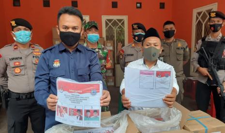 Ketua Komisi Pemilihan Umum (KPU) Kota Tangerang Selatan, Bambang Dwitoro menunjukkan surat suara Pilkada 2020 yang baru tiba di Gudang KPU Tangsel pada Selasa (24/11).