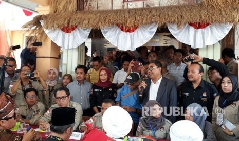 Ketua Komisi Pemilihan Umum (KPU) NTB Lalu Aksar Anshari memberikan penjelasan kepada pasangan yang mendaftar di kantor KPU NTB pada Senin (8/1). 