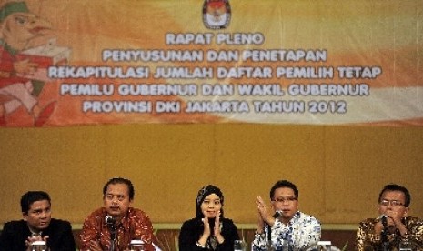  Ketua Komisi Pemilihan Umum (KPU) Provinsi DKI Jakarta, Dahliah Umar (tengah)memimpin rapat pleno penetapan Daftar Pemilih Tetap (DPT) Pilkada DKI Jakarta tahun 2012 di Jakarta, Sabtu (2/6). 