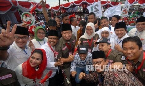 Ketua Komisi Pemilihan Umum (KPU) Provinsi Jawa Timur Eko Sasmito (kanan) berfoto bersama sejumlah anggota KPU serta pasangan calon gubernur dan wagub Jatim Khofifah Indar Parawansa (ketiga kanan)-Emil Elestianto Dardak (kedua kanan) dan Saifullah Yusuf (ketiga kiri)-Puti Guntur Soekarno (kedua kiri) berswafoto di sela-sela Deklarasi Kampanye Damai Pemilihan Gubernur dan Wakil Gubernur 2018 di Surabaya, Jawa Timur, Ahad (18/2).