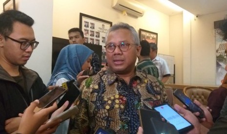 Ketua Komisi Pemilihan Umum (KPU) RI Arief Budiman saat diwawancarai wartawan di Gedung KPU, Jakarta Pusat, Kamis (22/8). 