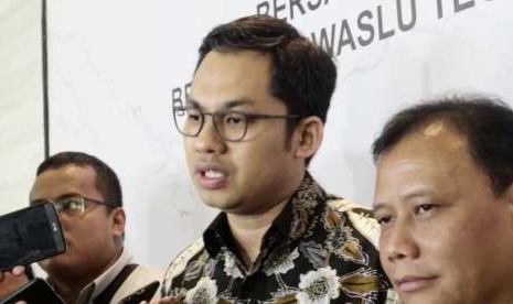 Ketua Komisi Penyiaran Indonesia (KPI), Yuliandre Darwis (tengah)