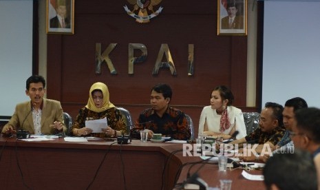 Ketua Komisi Perlindungan Anak Indonesia (KPAI) Asorun Ni’am Sholeh (kiri) memberikan penjelasan kepada Perwakilan orang tua korban yang diduga vaksin palsu saat melakukan pertemuan di Kantor KPAI, Jakarta, Kamis (21/7).  (Republika/ Raisan Al Farisi)