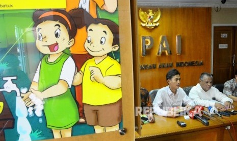 Ketua Komisi Perlindungan Anak Indonesia (KPAI) Asrorun Niam (kiri) bersama Direktur Operasi Penerbit Tiga Serangkai, Gatot Wahyudi (kanan) memberikan keterangan kepada wartawan seusai melakukan pertemuan dengan manageman penerbit Tiga Serangkai Grup (Tiga