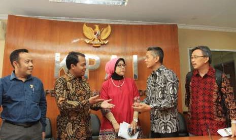 Komisioner Komisi Perlindungan Anak Indonesia (KPAI) Sitti Hikmawatty (tengah)