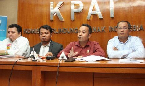 Ketua Komisi Perlindungan Anak Indonesia (KPAI) Susanto (kedua kiri) bersama Komisioner KPAI Jasra Putra (kedua kanan), Direktur kelembagaan Badan pemenangan Prabowo Sandi Ibnu Bilaluddin (kanan) dan Direktur Advokasi Tim Kampanye Nasional Jokowi Ma'aruf Amin Irfan Pulungan (kiri) memberikan keterangan pers usai melakukan pertemuan dalam rangka menguatkan komitmen pasangan calon presiden dan wapres untuk program perlindungan anak di Kantor KPAI, Jakarta, Senin (12/11/2018).