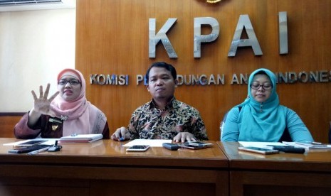 Ketua Komisi Perlindungan Anak Indonesia (KPAI) Susanto (tengah) memberikan keterangan pers terkaut pornografi anak di kantornya, Jalan Teuku Umar, Jakarta Pusat, Jumat (22/9).