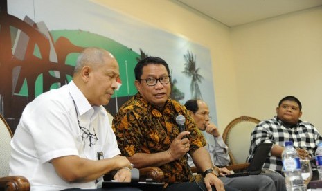 Ketua Komisi V DPR RI Fary Djemy Francis dalam forum legislasi bersama Direktur Bina Investasi Infrastruktur, Ditjen Bina Konstruksi Kementerian PUPR  Yaya Supriyatna Sumadinata, dan Ichsanudin Noorsy pakar ekonomi politik, Selasa (21/3).