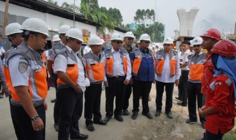 Ketua Komisi V DPR RI Fary Djemy Francis meninjau Proyek Jalur Rel Layang Ganda Kereta Api di Medan.