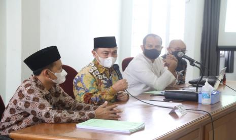 Ketua Komisi V DPRD Provinsi Jawa Barat, Abdul Harris Bobihoe, bersama Anggota Komisi V, Yod Mintaraga dan Ali Rasyid saat menghadiri acara Penginputan Permohonan Hibah Organisasi Lintas Agama Jawa Barat di Ruang Seminar Ibnu Rusyid Masjid Pusdai Jawa Barat, Kota Bandung.