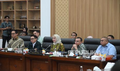 Ketua Komisi VI DPR RI, Anggia Erma Rini saat memimpin Rapat Kerja Tingkat I Komisi VI DPR RI dengan pemerintah di Gedung Nusantara I, Senayan, Jakarta, Sabtu (1/2/2025). 