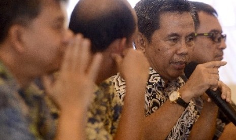 Ketua Komisi VII DPR Kardaya Warnika (kedua kanan).