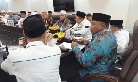 Ketua Komisi VIII DPR, Ali Taher (berbatik dan berpeci) dan anggota DPR lainnya sedang melakukan pertemuan dengan PPIH Arab Saudi untuk membahas masalah penyelenggaraan ibadah haji di Kantor Urusan Haji Indonesia Makkah, Ahad (4/8). 