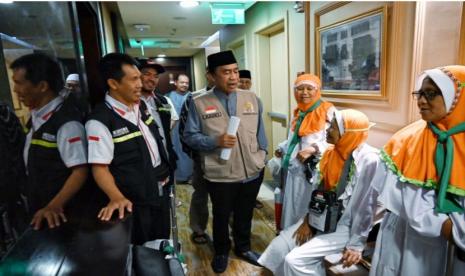 Ketua Komisi VIII DPR Ashabul Kahfi saat memimpin Timwas Haji DPR mengunjungi Gloria Hotel Al Fayroz Al Massi di Kota Madinah, Arab Saudi, Selasa (20/6/2023). 