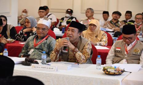 Ketua Komisi VIII DPR Ashabul Kahfi (tengah).