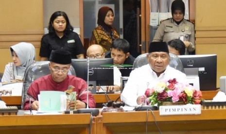 Ketua Komisi VIII DPR RI Ali Taher Parasong saat membacakan kesimpulan Rapat Kerja dengan Kementerian Agama dan Badan Pengelola Keuangan Haji (BPKH) di Gedung DPR RI, Senayan, Jakarta, Kamis (24/5). 