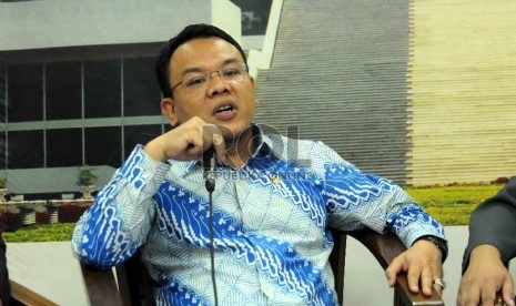 Ketua Komisi VIII DPR Saleh Partaonan Daulay memberikan pernyataan kepada wartawan seputar penurunan Biaya Pemberangkatan Ibadah Haji (BPIH) tahun 2015 di DPR, Jakarta, Rabu (22/4).(Republika/Agung Supriyanto)