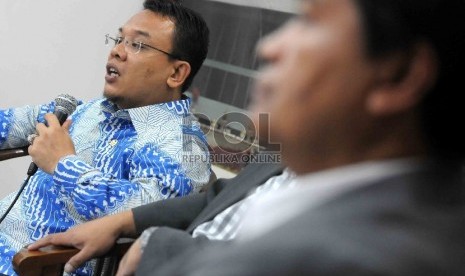 Ketua Komisi VIII DPR Saleh Partaonan Daulay memberikan pernyataan kepada wartawan seputar penurunan Biaya Pemberangkatan Ibadah Haji (BPIH) tahun 2015 di DPR, Jakarta, Rabu (22/4). (Republika/Agung Supriyanto)